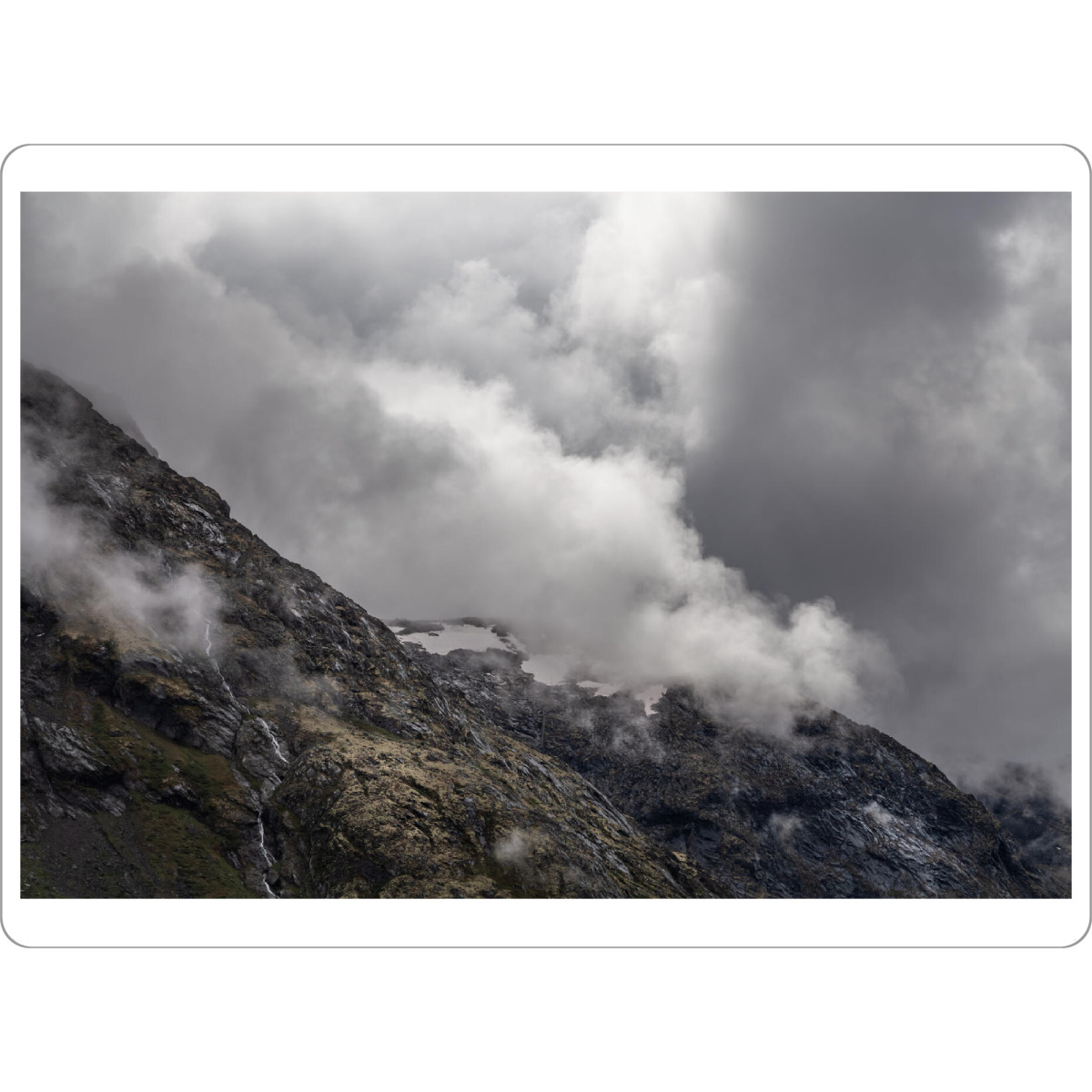 Tischset "Clouds and Mountains" artboxONE - Natur,Schwarzweiß - Berge,Wolken,Nebel,Norwegen,Skandinavien,Gebirgsbach,Felsen - Bild berge