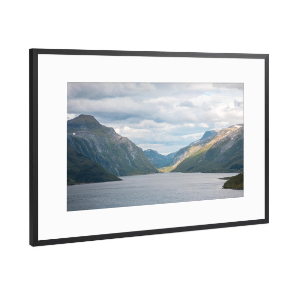 Poster mit Rahmen Schwarz (Metallic) "Fjord in Norwegen" artboxONE - Natur,Reise / Länder