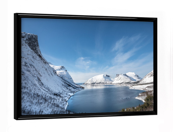 Poster mit schwarzem Rahmen "Bergsfjord im Winter" artboxONE - Natur,Reise