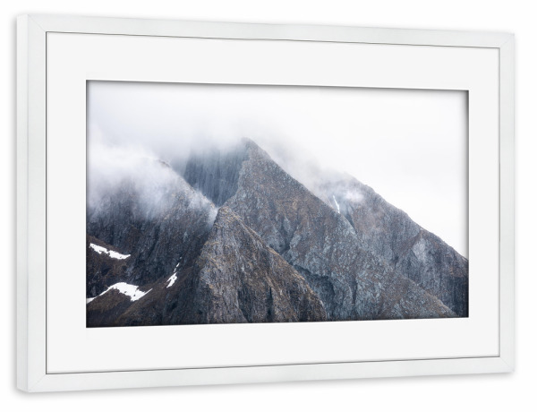 Poster mit Rahmen weiß "Cloudy Summits" artboxONE - Natur,Reise - Berge,Gipfel,Wolken,Nebel,Gebirge,Norwegen,Skandinavien,Lofoten