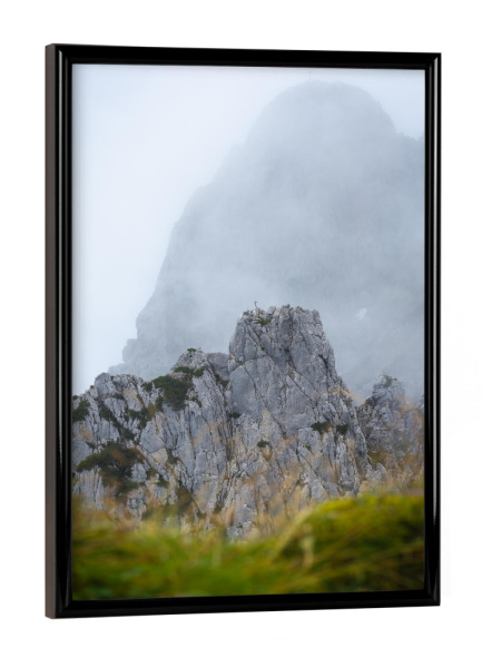 Poster mit schwarzem Rahmen "Gipfel im Nebel" artboxONE - Natur
