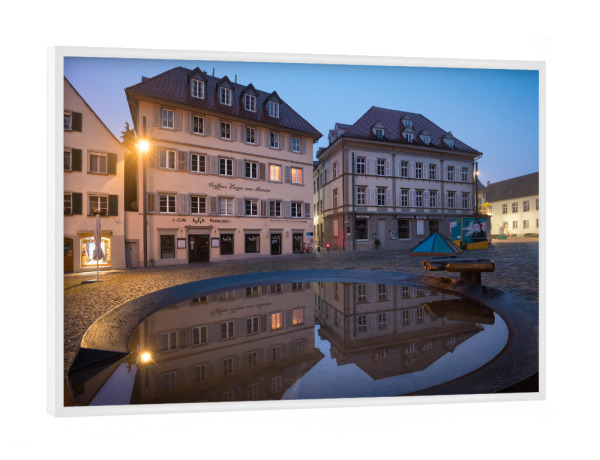 Poster mit weißem Rahmen "Konstanz Münsterplatz" artboxONE - Städte,Architektur - Gutmann,Brunnen,Altstadt,Blaue stunde,Spiegelung,Baden-württemberg