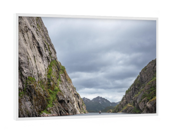 Poster mit weißem Rahmen "Norwegen Trollfjord" artboxONE - Natur,Reise - Fjord,Lofoten,Norwegische küste,Felsen,Berge,Boot,Trollfjorden,Skandinavien