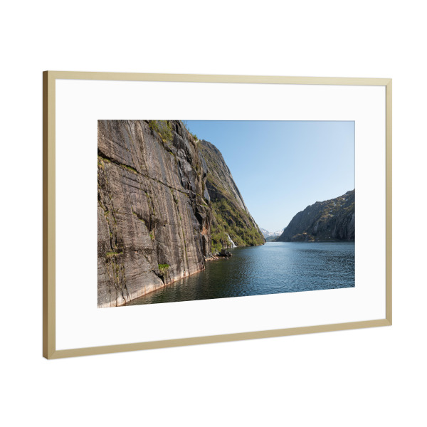 Poster mit Rahmen Gold "Trollfjorden" artboxONE - Natur,Reise - Trollfjord,Fjord,Lofoten,Norwegen,Skandinavien,Norwegische küste,Felsen,Felsküste