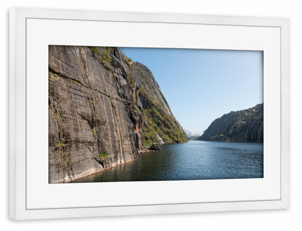 Poster mit Rahmen weiß "Trollfjorden" artboxONE - Natur,Reise - Trollfjord,Fjord,Lofoten,Norwegen,Skandinavien,Norwegische küste,Felsen,Felsküste