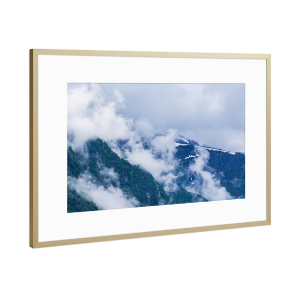 Poster mit Rahmen Gold "Wolken und Berge in Fjærland" artboxONE - Natur,Reise,Reise / Strand und Meer