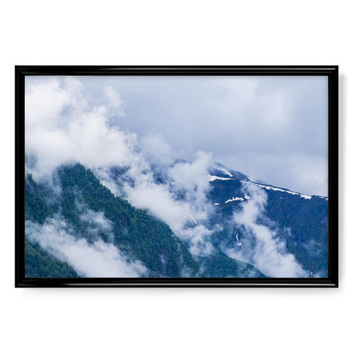 Wolken und Berge in Fjærland