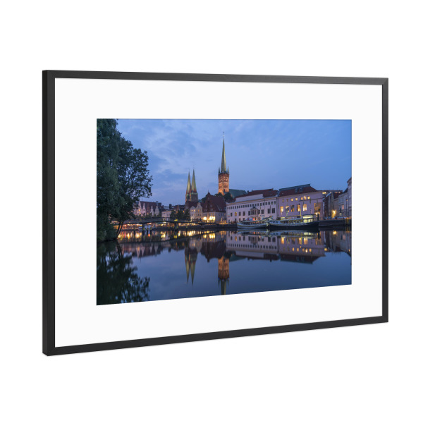 Poster mit Rahmen Schwarz (Metallic) "Lübeck bei Nacht" artboxONE - Städte - Lübeck,Schleswig-holstein,Nacht,Trave,Stadtansicht