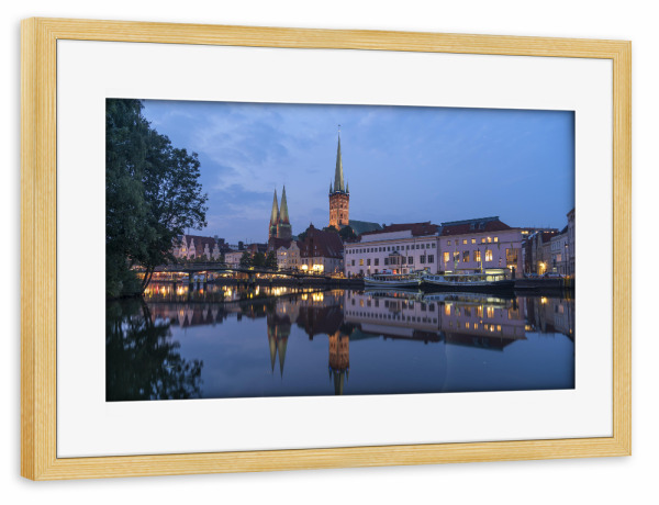 Poster mit Rahmen kiefer "Lübeck bei Nacht" artboxONE - Städte - Lübeck,Schleswig-holstein,Nacht,Trave,Stadtansicht