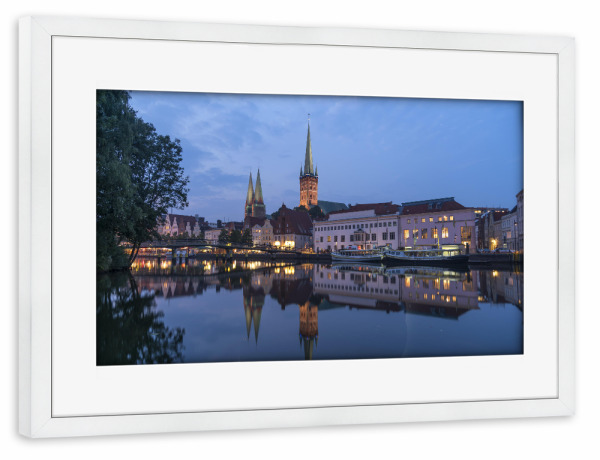 Poster mit Rahmen weiß "Lübeck bei Nacht" artboxONE - Städte - Lübeck,Schleswig-holstein,Nacht,Trave,Stadtansicht
