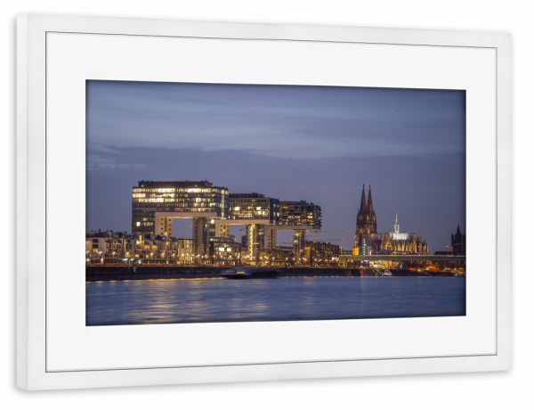 Poster mit Rahmen weiß "Köln in der Abenddämmerung" artboxONE - Städte / Köln,Architektur