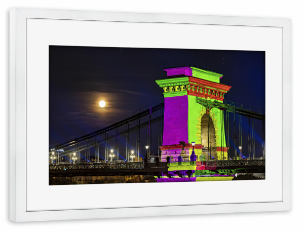 Poster mit Rahmen weiß "Die Kettenbrücke bei Nacht" artboxONE - Reise,Architektur