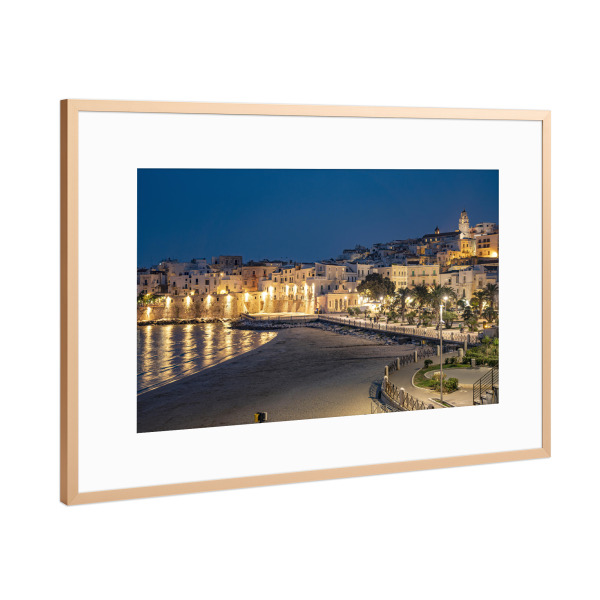 Poster mit Rahmen Kupfer "Abenddämmerung in Vieste Apulien" artboxONE - Reise / Strand und Meer