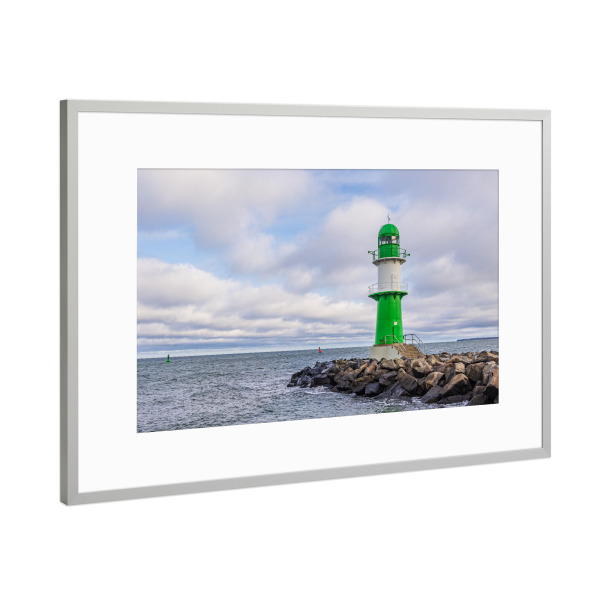 Poster mit Rahmen Silber "Mole und grüner Molenturm" artboxONE - Natur,Reise,Architektur,Reise / Strand und Meer