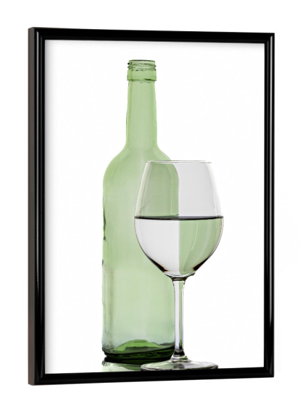 Poster mit schwarzem Rahmen "Hellgrüne Weinflasche mit Glas" artboxONE - Essen & Trinken / Alkohol