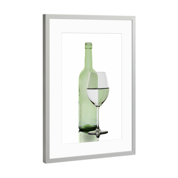 Poster mit Rahmen Silber "Hellgrüne Weinflasche mit Glas" artboxONE - Essen & Trinken / Alkohol