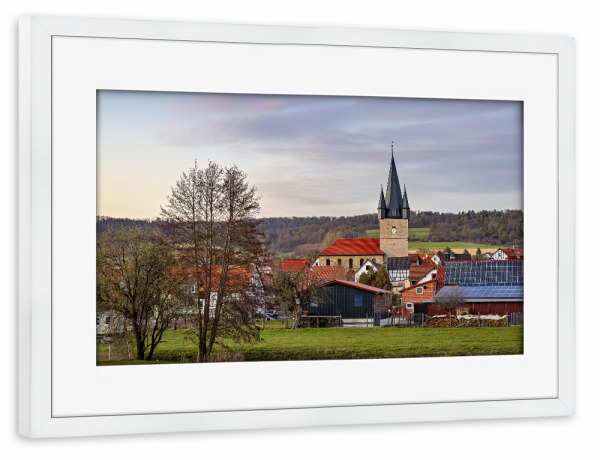 Poster mit Rahmen weiß "Die Kirche von Netra" artboxONE - Architektur - Netra,Ringgau,Hessen,Nordhessen,Kirche,Dorfkirche,Werra meißner kreis,Dorf