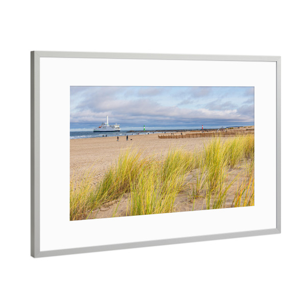 Poster mit Rahmen Silber "Strand, Mole und Fähre" artboxONE - Natur,Reise,Reise / Strand und Meer