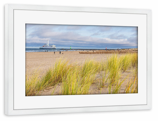 Poster mit Rahmen weiß "Strand, Mole und Fähre" artboxONE - Natur,Reise,Reise / Strand und Meer