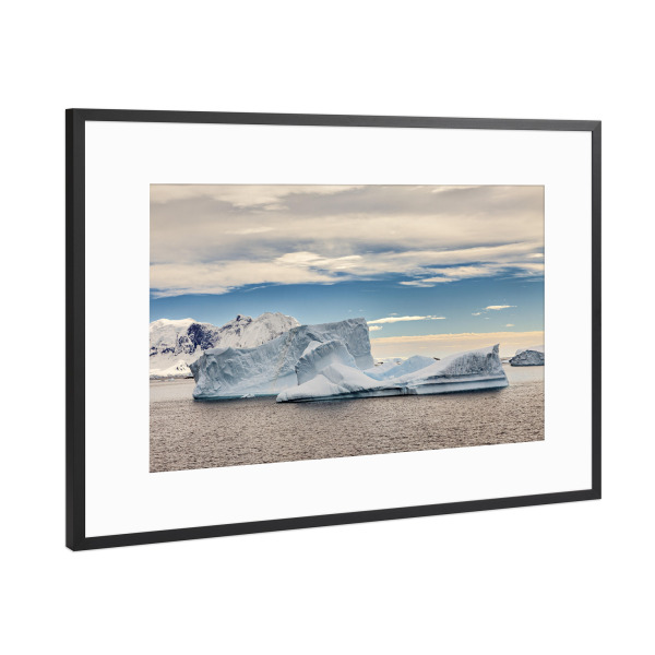 Poster mit Rahmen Schwarz (Metallic) "Eisberg" artboxONE - Natur,Reise