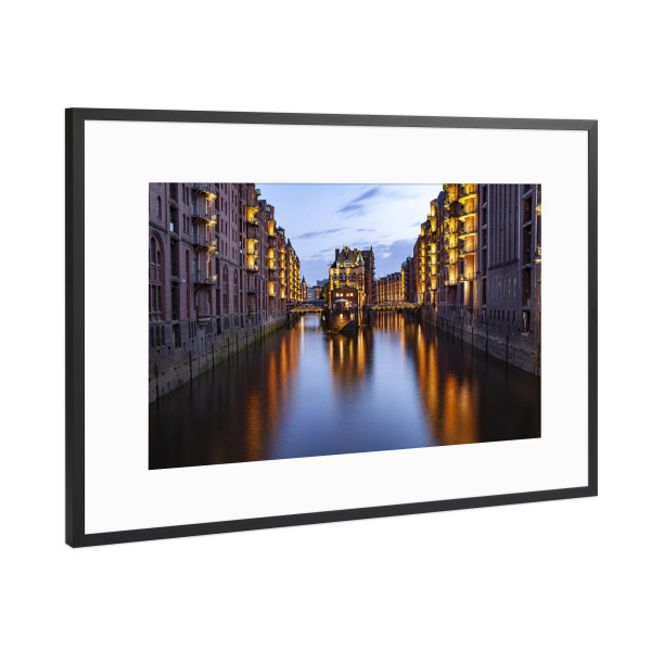 Poster mit Rahmen Schwarz (Metallic) "Speicherstadt Hamburg bei Nacht" artboxONE - Städte / Hamburg,Architektur