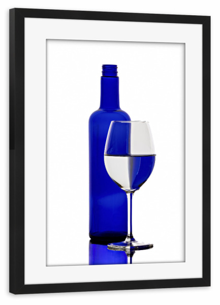 Poster mit Rahmen schwarz "Blaue Weinflasche" artboxONE - Abstrakt - Wein,Flasche,Weinflasche,Bar,Restaurant,Bunt,Farbig,Farbe,Weinglas,Spiegelung