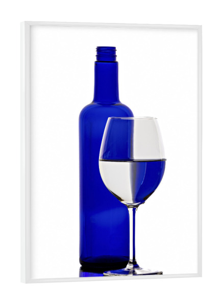 Poster mit weißem Rahmen "Blaue Weinflasche" artboxONE - Abstrakt - Wein,Flasche,Weinflasche,Bar,Restaurant,Bunt,Farbig,Farbe,Weinglas,Spiegelung