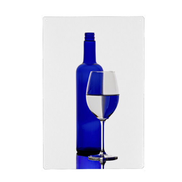 Metall Poster "Blaue Weinflasche" artboxONE - Abstrakt - Wein,Flasche,Weinflasche,Bar,Restaurant,Bunt,Farbig,Farbe,Weinglas,Spiegelung - Blechschild