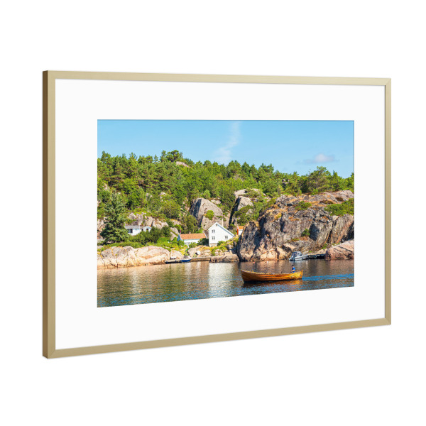 Poster mit Rahmen Gold "Schäreninsel Monsøya mit Boot" artboxONE - Natur,Reise,Reise / Strand und Meer,Reise / Länder