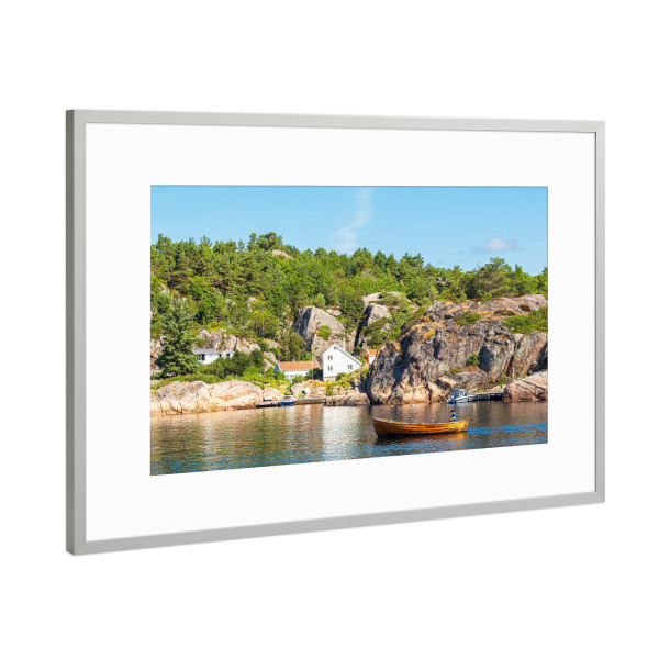 Poster mit Rahmen Silber "Schäreninsel Monsøya mit Boot" artboxONE - Natur,Reise,Reise / Strand und Meer,Reise / Länder