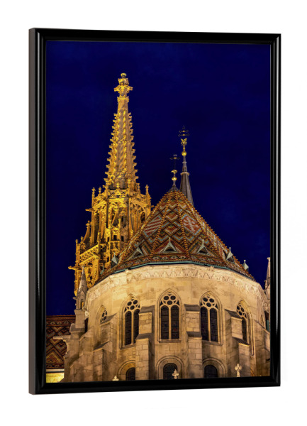 Poster mit schwarzem Rahmen "Die Matthiaskirche bei Nacht" artboxONE - Architektur