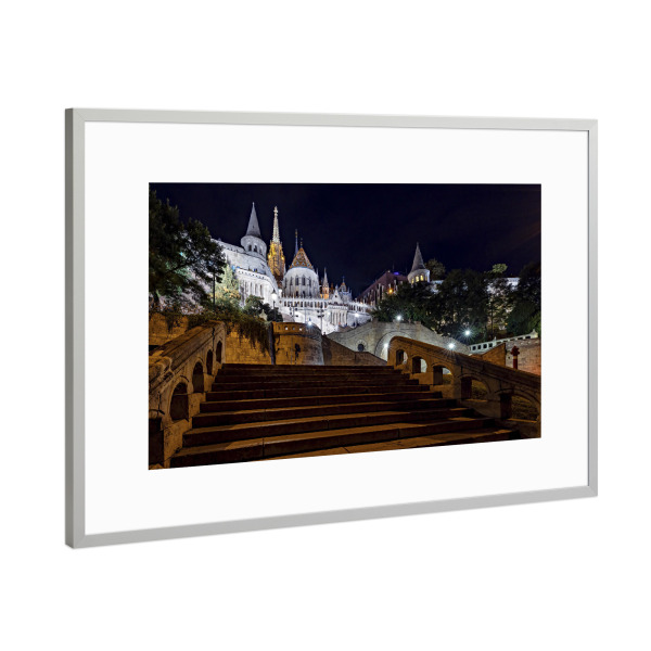 Poster mit Rahmen Silber "Die Fischerbastei bei Nacht" artboxONE - Städte,Architektur - Budapest,Ungarn,Burgpalast,Fischerbastei,Burgviertel,Altstadt