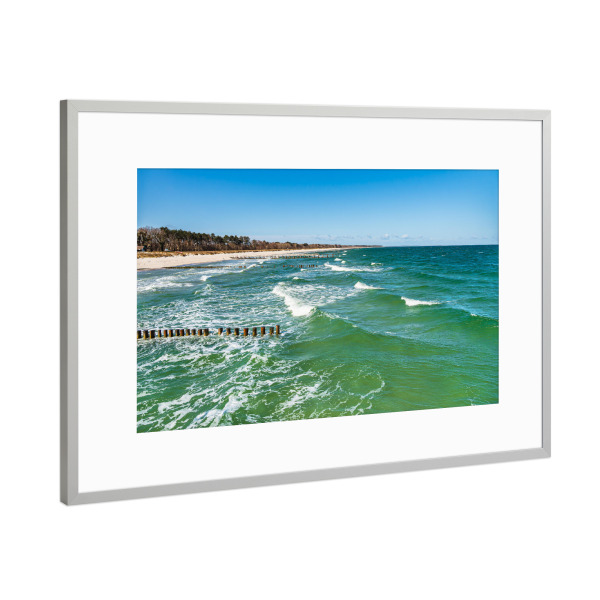 Poster mit Rahmen Silber "Wellen und Buhnen in Zingst" artboxONE - Natur,Reise,Reise / Strand und Meer
