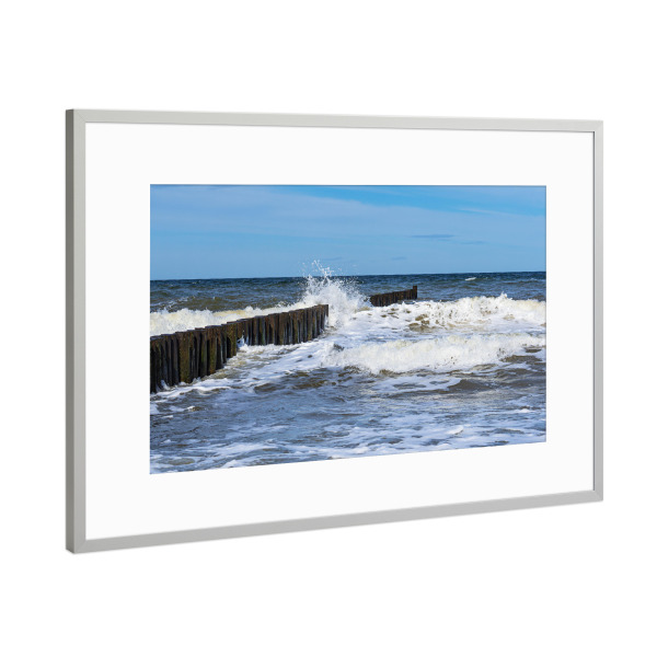 Poster mit Rahmen Silber "Buhne und Welle" artboxONE - Natur,Reise,Reise / Strand und Meer