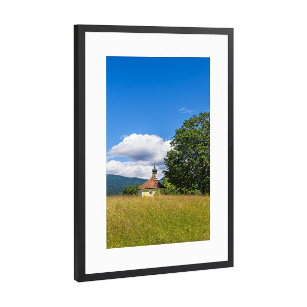 Poster mit Rahmen Schwarz (Metallic) "Die Kapelle Maria Rast bei Krün" artboxONE - Natur,Reise,Architektur