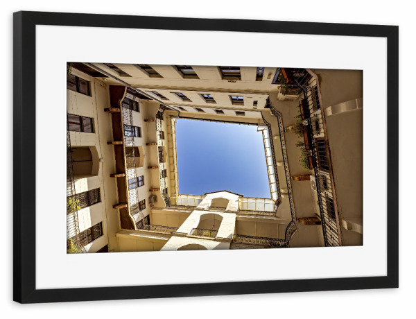 Poster mit Rahmen schwarz "Historischer Innenhof in Budapest" artboxONE - Architektur - Budapest,Ungarn,Altstadt,Hinterhof,Innenhof