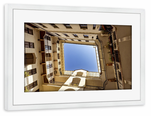 Poster mit Rahmen weiß "Historischer Innenhof in Budapest" artboxONE - Architektur - Budapest,Ungarn,Altstadt,Hinterhof,Innenhof