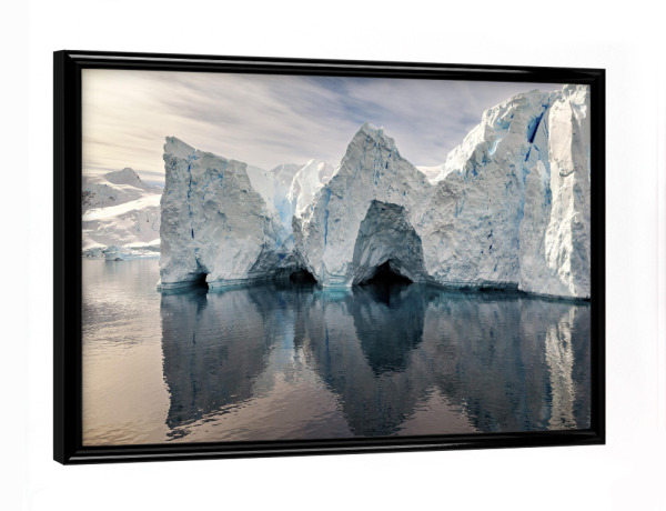 Poster mit schwarzem Rahmen "Eisberg Spiegelung" artboxONE - Natur,Reise