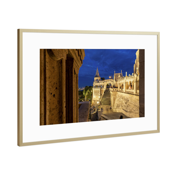 Poster mit Rahmen Gold "Fischerbastei zur blauen Stunde" artboxONE - Architektur - Budapest,Ungarn,Burgpalast,Fischerbastei,Burgviertel,Altstadt