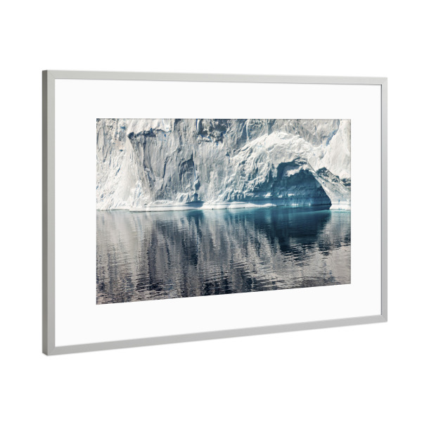 Poster mit Rahmen Silber "Eishöhle" artboxONE - Natur,Reise - Antarktis,Südpol,Eis,Eisberg,Südpolarmeer,Klimaerwärmung,Packeis,Arktis,Gletscher