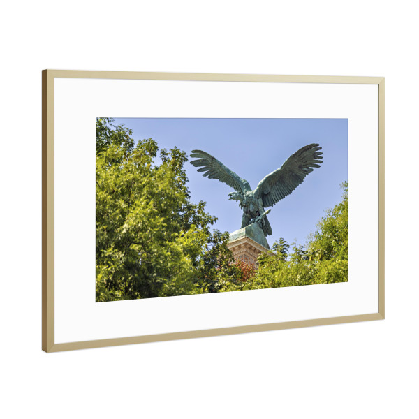 Poster mit Rahmen Gold "Budapest Adler" artboxONE - Architektur - Budapest,Ungarn,Adler,Burgpalast,Denkmal,Statue