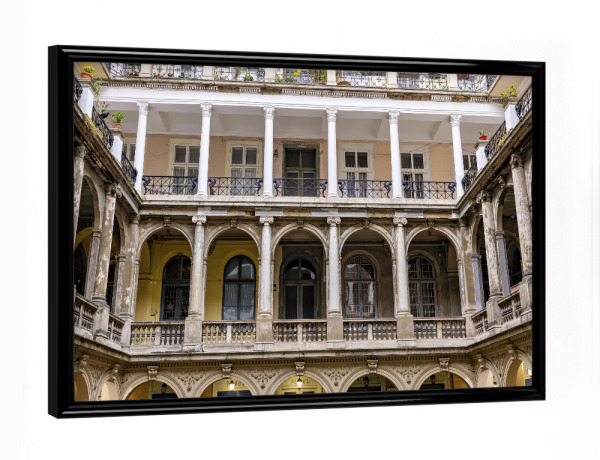 Poster mit schwarzem Rahmen "Palerma Art Space Center" artboxONE - Architektur - Budapest,Ungarn,Altstadt,Hinterhof,Innenhof,Palermo art space