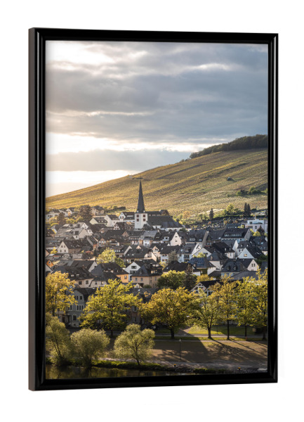 Poster mit schwarzem Rahmen "Kues an der Mosel" artboxONE - Städte,Natur