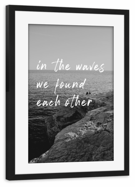 Poster mit Rahmen schwarz "In den Wellen fanden wir uns" artboxONE - Typografie,Schwarzweiß,Reise / Strand und Meer