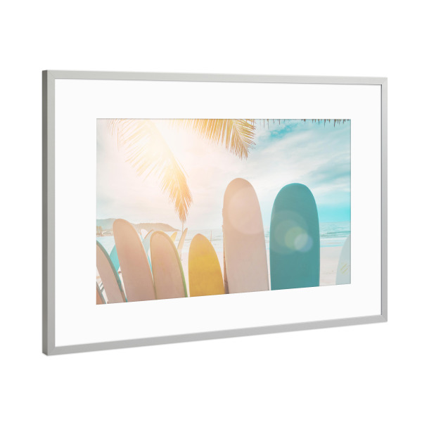Poster mit Rahmen Silber "Sonnige Surfbretter" artboxONE - Reise / Strand und Meer,Sport - Palmen,Sonne,Surfbretter,Strand,Sommer,Himmel
