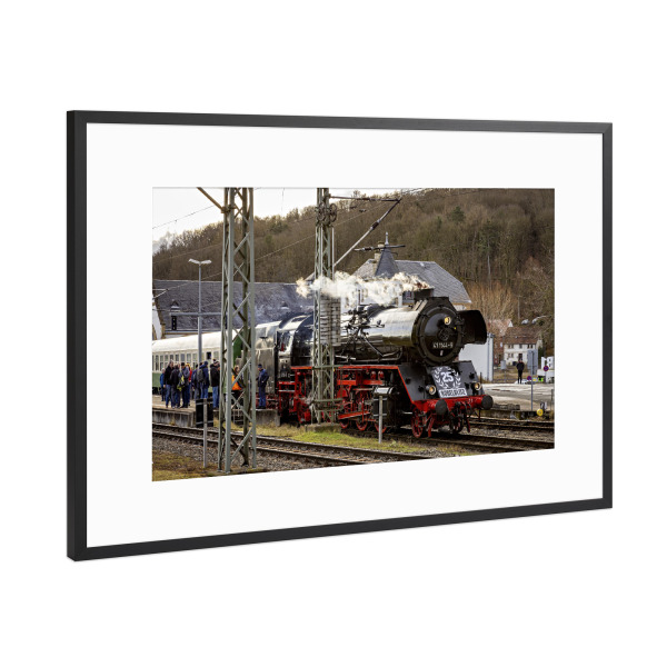 Poster mit Rahmen Schwarz (Metallic) "Eine Historische Dampflok" artboxONE - Reise,Automobile - Zug,Eisenbahn,Lok,Dampflok