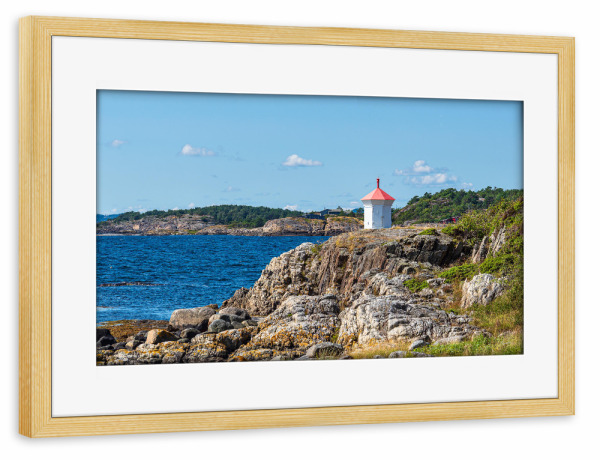 Poster mit Rahmen kiefer "Merdø mit Leuchtfeuer" artboxONE - Natur,Reise,Architektur,Reise / Strand und Meer,Reise / Länder