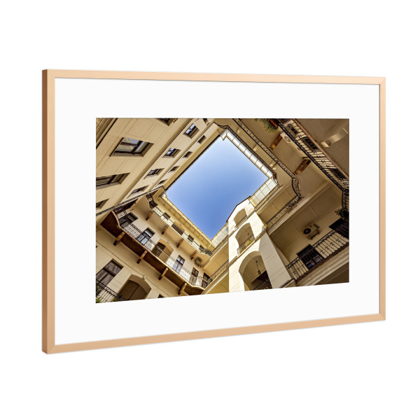 Poster mit Rahmen Kupfer "Historischer Innenhof" artboxONE - Architektur - Budapest,Ungarn,Altstadt,Hinterhof,Innenhof