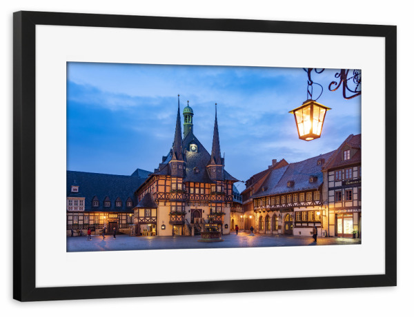 Poster mit Rahmen schwarz "Rathaus Wernigerode" artboxONE - Städte,Reise - Rathaus,Marktplatz,Wernigerode,Abenddämmerung,Sachsen-anhalt,Nacht