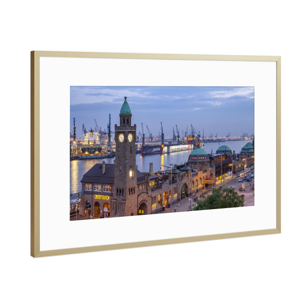 Poster mit Rahmen Gold "St. Pauli Landungsbrücken" artboxONE - Städte / Hamburg,Architektur - St. pauli,Landungsbrücken,Hamburg,Hafen,Blaue stunde